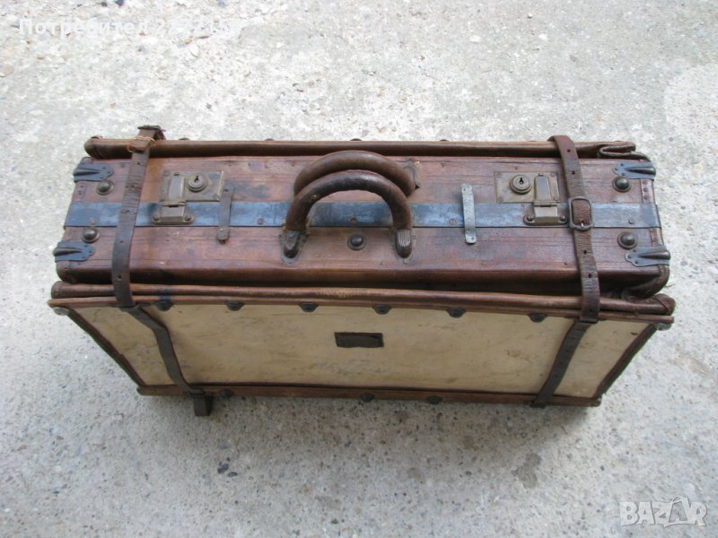 Голям стар куфар с мех-19 век, снимка 1