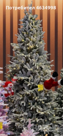 Коледна елха с вградени лампички по връхчетата