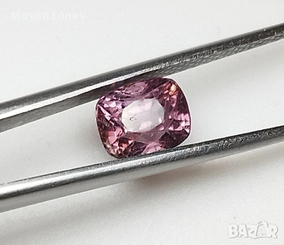 Шпинел с интензивен оранжево розов цвят и произход Бирма 1.09кт.! Нов!