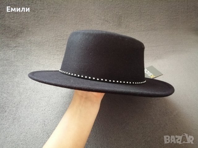 Черна дамска шапка с периферия и декоративни детайли в сребрист цвят, снимка 8 - Шапки - 43554291