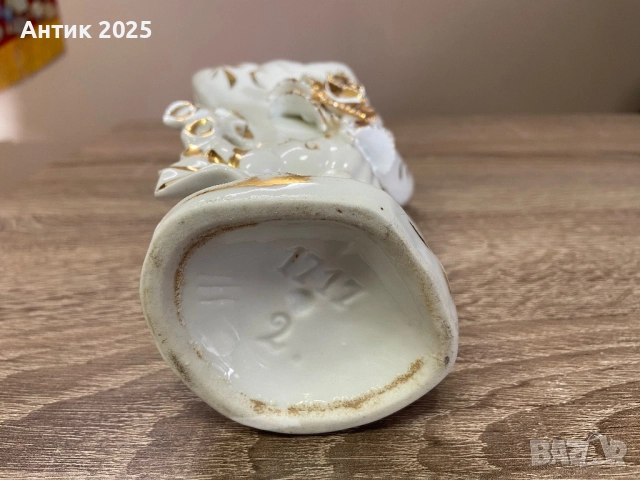 Декоративна порцеланова ваза с позлата и релефна цветна украса, снимка 4 - Антикварни и старинни предмети - 52532970