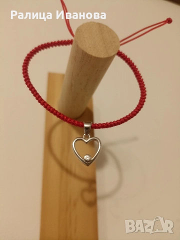 Дамска гривна с червен конец и висулка от сребро - сърце 