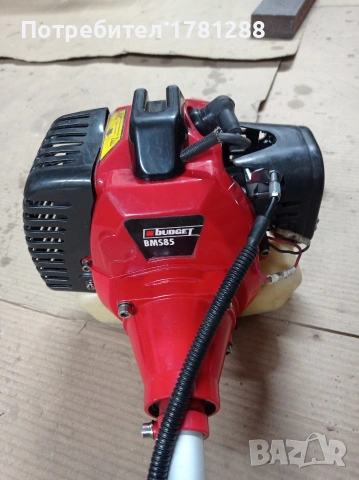 Бензинов тример за косене на трева.