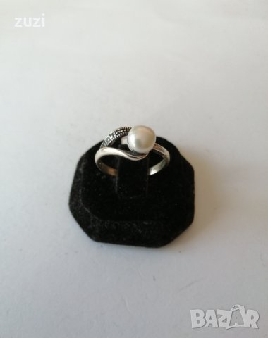 Елегантен сребърен пръстен с бяла перла. Сребро проба 925. 