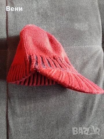 Дамска червена шапка с козирка, снимка 3 - Шапки - 43815037
