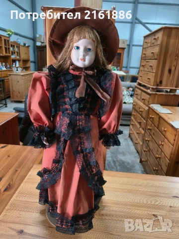 Порцеланова кукла със стойка 