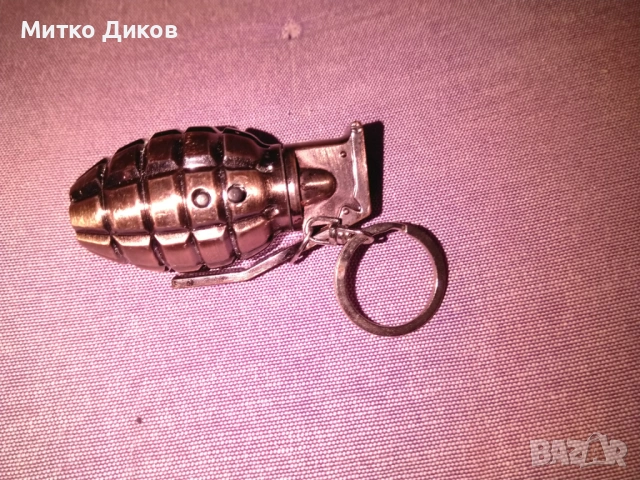 Ключодържател граната лимонка с фенер и лазер нова
