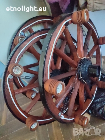 Полилеи, осветление,лампи от автентични колела от каруца с ръчно изработени дървени чашки , снимка 16 - Полилеи - 52059038