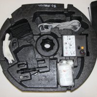 Долна кора багажаник VW Touran компресор пяна за гуми стиропор резервна гума авариен комплект, снимка 2 - Аксесоари и консумативи - 44061518