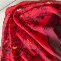 Дамски шал на червени цветя, снимка 1 - Шалове - 43740453