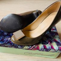 Обувки Paolо Bocelli Официални, лачени, цвят бежов,резервни капачета за токчет,№39, ст. 25см,ток10см, снимка 2 - Дамски обувки на ток - 40093098