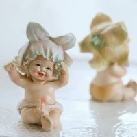 Сладко дете бебе със шапчица цвете акрил фигурка за торта пита кръщене украса, снимка 1 - Статуетки - 26717957