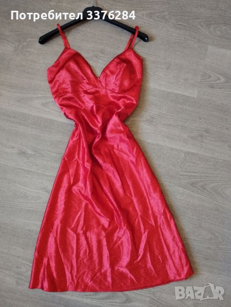 Червена сатенена рокля , снимка 1
