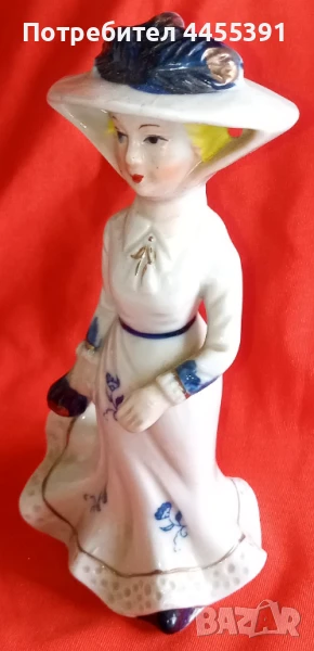 Скулптура елегантна дама на разходка, снимка 1