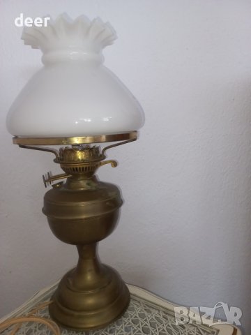 Висока старинна настолна лампа