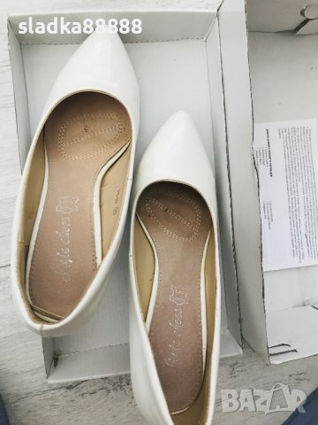 Бели обувки на ток, снимка 2 - Дамски обувки на ток - 37468284