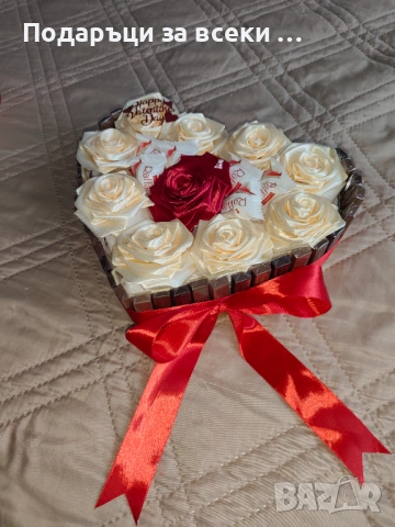 Сърце със сатенени рози и лакомства 