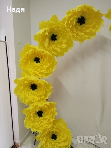 Арка от големи цветя креп хартия, снимка 3 - Декорация за дома - 51412600