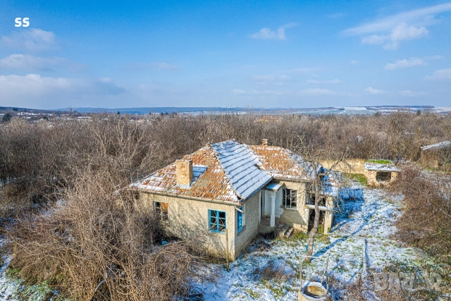 Продавам къща в с. Сушица с 1.2 gka двор и гараж