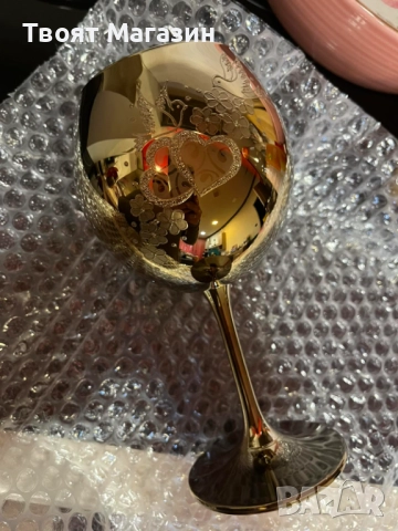 Сватбен бокал за вино в златно и нежна декорация от гълъби и сърца, снимка 3 - Подаръци за сватба - 52538785