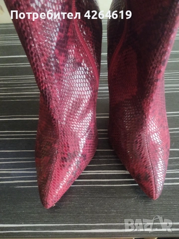 ПРИДАВАМ , ЕЛЕГАНТНИ ЧЕРВЕНИ ВИСОКИ БОТУШИ . ИНТЕРЕСНИ КАТО ЗМИЙСКА КОЖА , снимка 2 - Дамски ботуши - 53573885