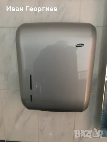 Дозатор за хартиени кърпи за ръце Hagleitner 