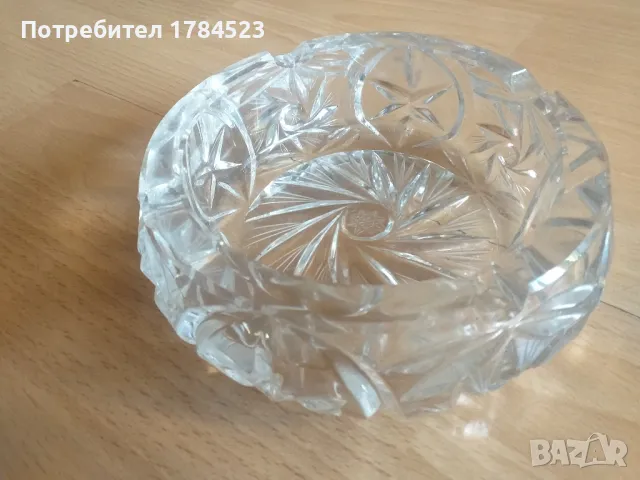 Кристален пепелник.