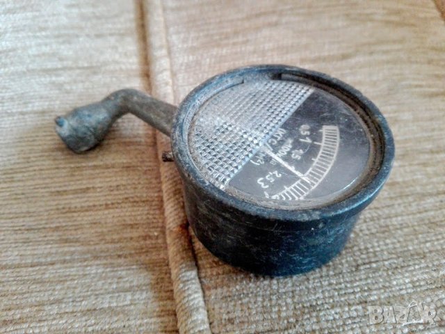 Стар бакелитов манометър(8.5), снимка 1 - Антикварни и старинни предмети - 44035175