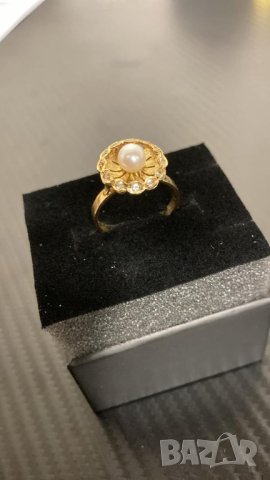 Златен пръстен с естествена перла и циркони