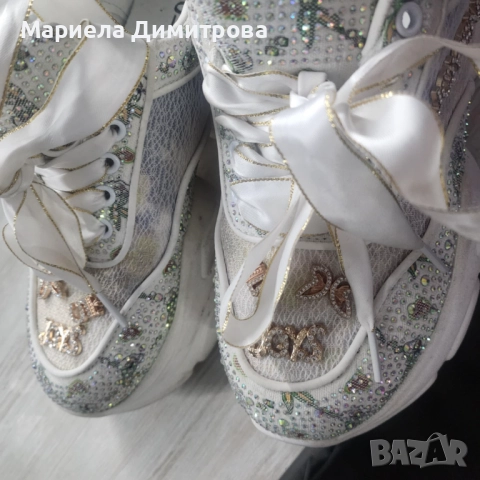 Бели кожени маратонки на платформа