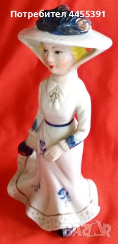 Скулптура елегантна дама на разходка