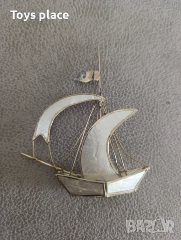 Метална платноходка със седефни платна