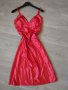 Червена сатенена рокля 
