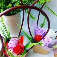 Кошничка с три рози ,бонбон и глицеринов сапун, снимка 6 - Декорация за дома - 33202300