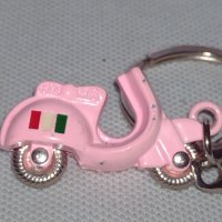 Дамски ключодържател розов мотопед Италия много красив стилен дизайн метален 42280, снимка 3 - Други - 43634929