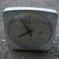 Механичен часовник будилник, снимка 2 - Антикварни и старинни предмети - 32652974