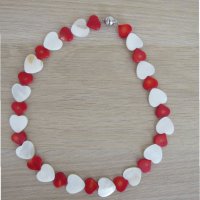  Гердан от естествени червени корали и бял седеф-сърце, снимка 1 - Колиета, медальони, синджири - 32502038