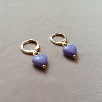 Дамски обеци в златист цвят с висулки лилави сърчица , снимка 4 - Обеци - 43823742