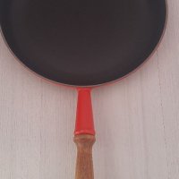 Чугунен тиган Le Creuset с дървена дръжка, 26 см, снимка 1 - Съдове за готвене - 37536443