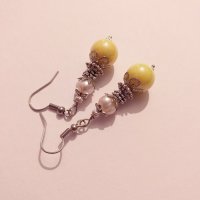 Красиви Барокови обеци с естествена бяла перла и жълти перли с орнаменти в цвят Сребро , снимка 1 - Обеци - 27636195