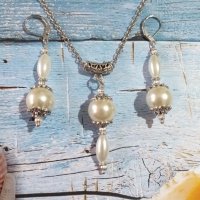 Красив комплект бижута с кристални перли и изящни орнаменти в цвят Сребро , снимка 1 - Бижутерийни комплекти - 34816629
