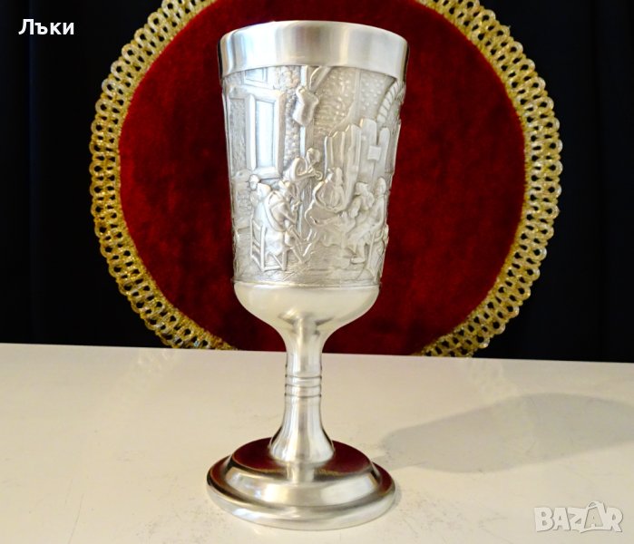 Чаша от калай за вино с релефна кръчмарска картина. , снимка 1
