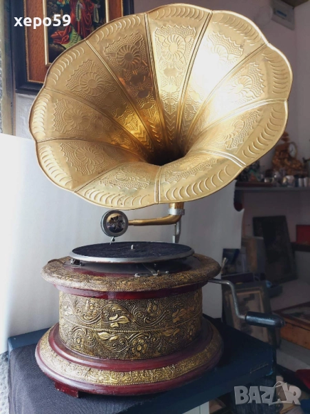 Рядък стар грамофон с фуния с бронзов обков и интарзии, снимка 1