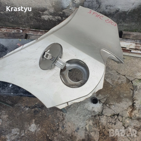 заден ляв калник /вежда с капачката за тойота Ярис 2009, снимка 2 - Части - 52079485