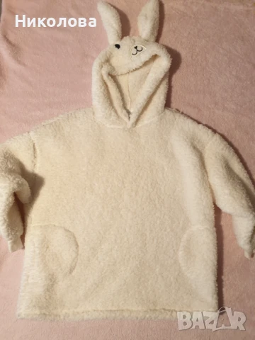 Продавам детски суичър, размер 110-128 см, но е уголемен