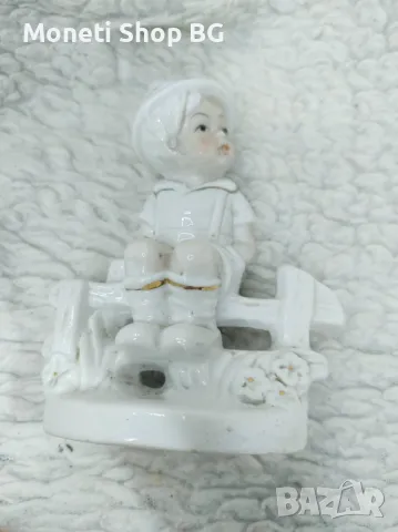 Статуетка момче на пейка- стар порцелан