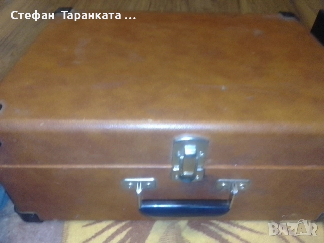 грамофон със усилвател и вградени говорители в куфар 