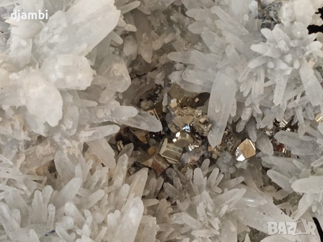 №17,Кварц, Зелен кварц с пирит и сфалерит, Кристали Минерали Родопи,, снимка 3 - Декорация за дома - 43341378