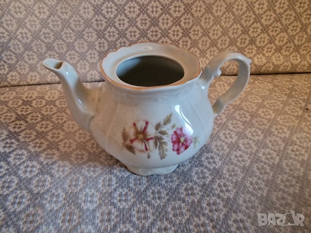 Продавам рядка класическa ретро порцелановa каничка с позлатени кантове от 60те старинна кана антика