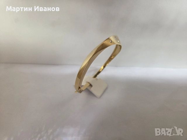 Златна твърда гривна с диаманти